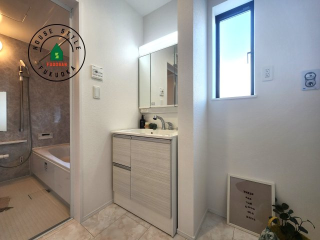 福岡市東区名島3丁目第1-1棟(1号棟)の脱衣所|ゆとりの洗面スペースで朝の身支度もスムーズに。暮らしを快適に変えるシャワー付洗面台です！