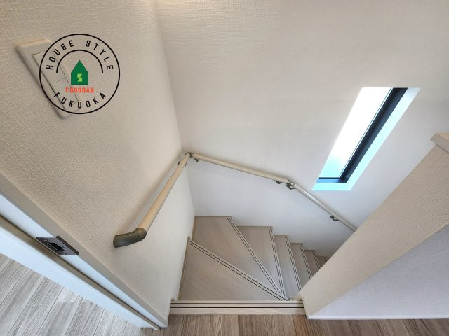 福岡市東区名島3丁目第1-1棟(1号棟)の内装|＜手すり付階段＞手すりがないと階段の昇り降りで危険なことはもちろん、壁に手をつきながら歩くことで壁紙が汚れやすくなります。すべての方に快適に昇り降りしていただくため、手すりを設置しました。