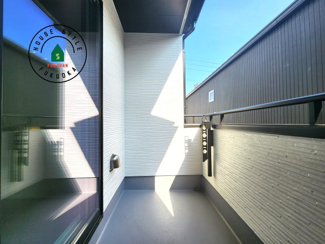 福岡市東区名島3丁目第1-1棟(1号棟)のバルコニー|風をしっかりと感じられるバルコニーでは、毎日が洗濯日和です。広々としているので洗濯も楽しくなるでしょうし、気分転換にバルコニーからの眺めを楽しむのもいいでしょう。