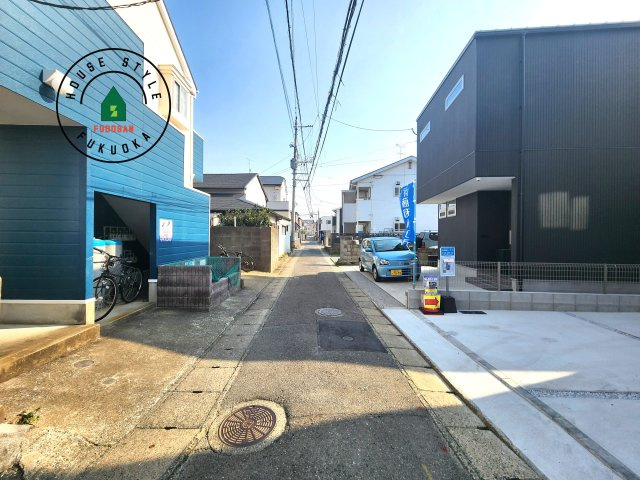 福岡市東区名島3丁目第1-1棟(1号棟)の前面道路含む現地写真|前面道路は閑静な住宅地をはしる車通りの少ない道路。お車の出し入れが苦手なママや小さなお子様にも安心ですね。しっかり舗装もされているので、ベビーカーや自転車で通っても快適に通行できます。