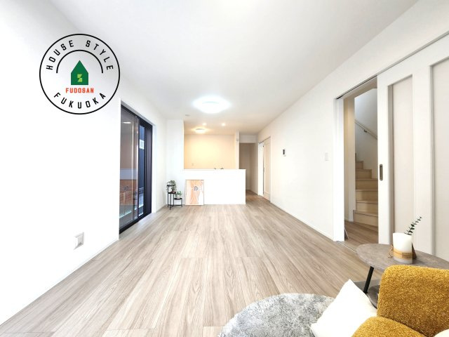 福岡市東区名島3丁目第1-1棟(1号棟)の居間・リビング|キッチンからリビングをしっかり確認できます。家族の笑顔があふれる空間になりそうですね。同社