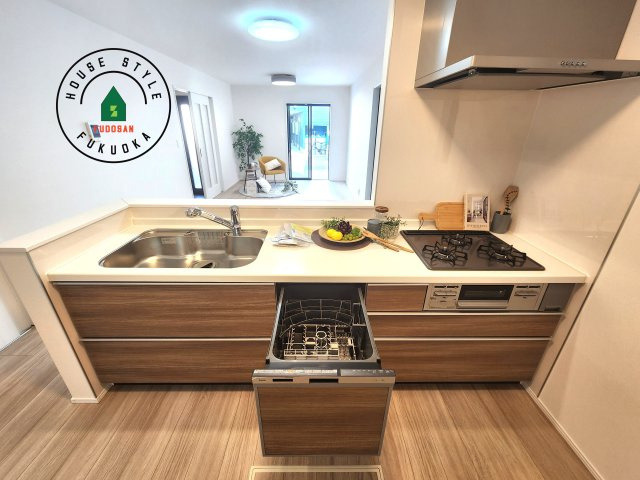 福岡市東区名島3丁目第1-1棟(1号棟)のキッチン|ご家族を近くに感じられる対面キッチンのLDK。会話もはずみそうですね。