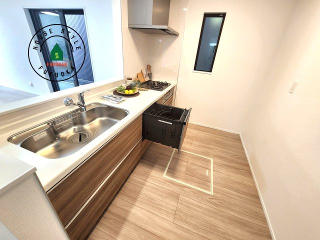 福岡市東区名島3丁目第1-1棟(1号棟)のキッチン|ダイニングテーブルへの配膳がラクラク、お料理はかどるカウンター付きシステムキッチン！