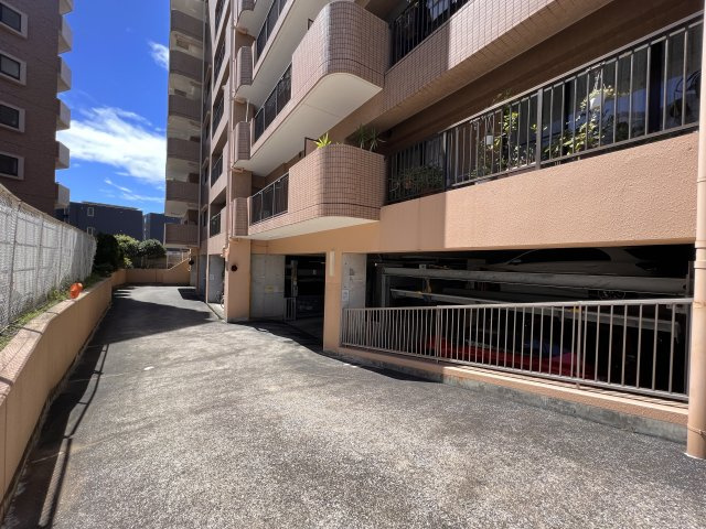 海まで10分！ネオマイム逗子　3階の駐車場|駐車場入口