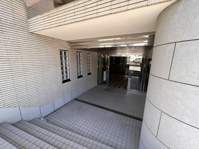 海まで10分！ネオマイム逗子　3階のエントランス