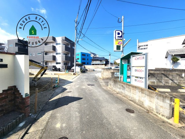 福岡市南区鶴田1丁目第1-2棟（6号棟）の前面道路含む現地写真|前面道路は閑静な住宅地をはしる車通りの少ない道路。お車の出し入れが苦手なママや小さなお子様にも安心ですね。しっかり舗装もされているので、ベビーカーや自転車で通っても快適に通行できます。