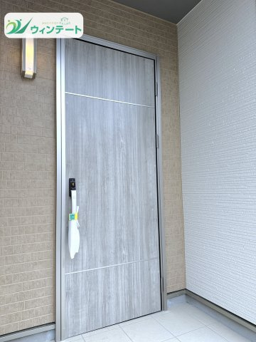 守谷市薬師台7丁目16番　新築戸建の玄関