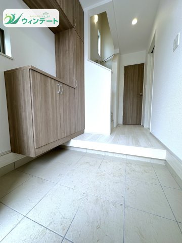 守谷市薬師台7丁目16番　新築戸建の玄関