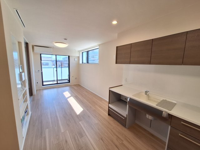 （シニア限定）サンボナールの居間・リビング|柱の少ない四隅をしっかり使えるお部屋です