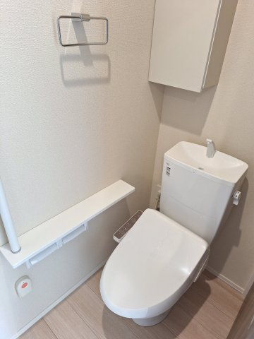 （シニア限定）サンボナールのトイレ|手すり付きでつまづき防止/温水洗浄便座付き