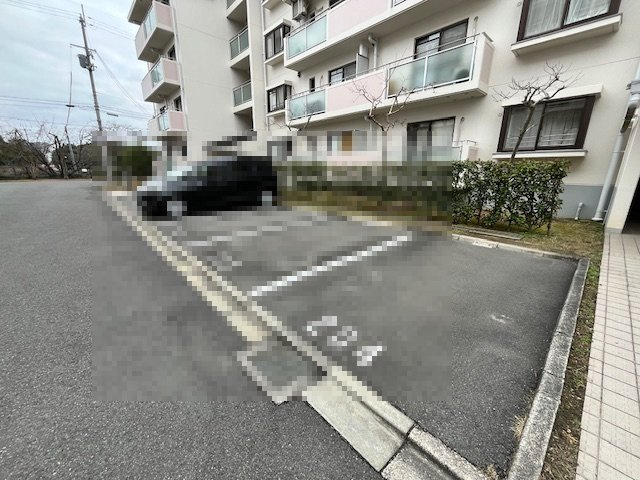 津々山台第二住宅の駐車場