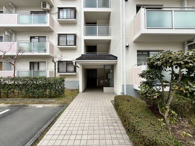 津々山台第二住宅のエントランス