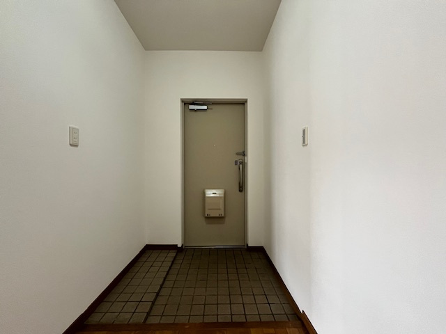 津々山台第二住宅の玄関