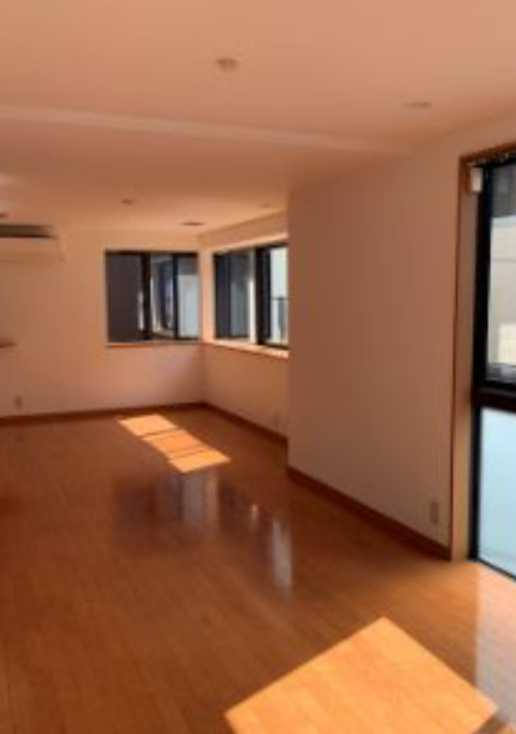 上馬４丁目戸建て　駐車場付き　駅近　ルームシェア相談の居間・リビング