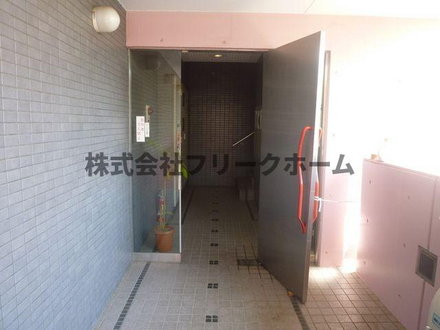 武蔵野市吉祥寺南町３丁目の賃貸マンションのエントランス