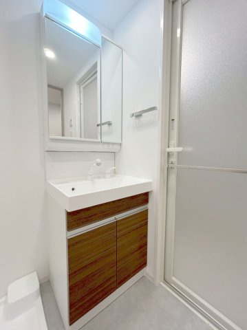 「防音マンション」クリオラモード新江古田サウンドテラスの独立洗面台|独立洗面台、小物を置くことができて便利です