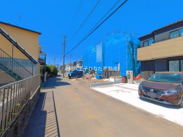 『八王子市新築戸建て』八王子市東中野68-1【仲介手数料無料】　　１期の前面道路含む現地写真|～仲介手数料無料☆八王子ひなた不動産～八王子市東中野　新築戸建て