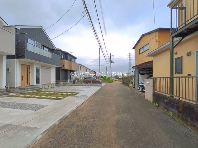 『八王子市新築戸建て』八王子市東中野68-1【仲介手数料無料】　　１期の前面道路含む現地写真|～仲介手数料無料☆八王子ひなた不動産～八王子市東中野　新築戸建て