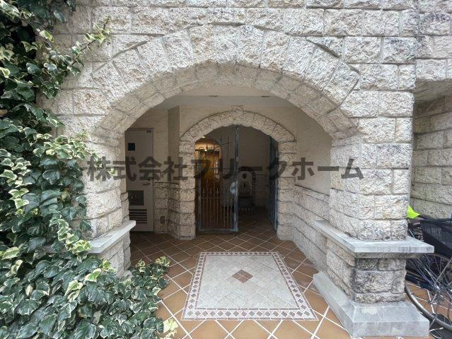 武蔵野市境２丁目の賃貸マンションのエントランス