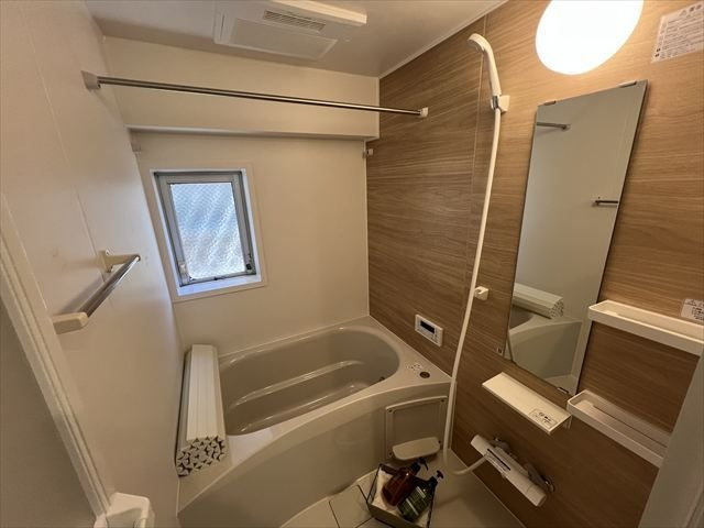 【浴室】 | ネオハイツ高宮 | 雨の日でも洗濯に困らない浴室乾燥機、いつでも暖かいお風呂に入れる追い焚き機能付きのバスルームです