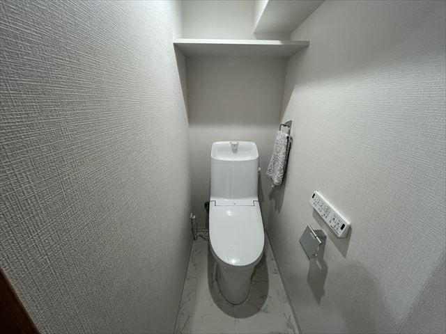 【トイレ】 | ネオハイツ高宮 | 冬は便座も温水も温かく快適なシャワー付トイレ。上部には収納を設置◎