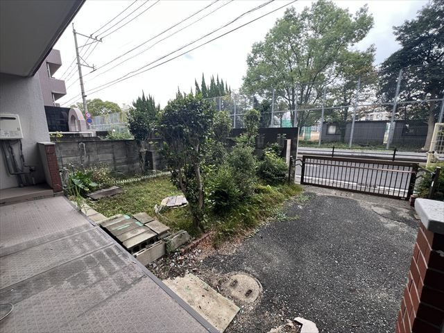 【庭】 | ネオハイツ高宮 | 道路から直接乗り入れられる専用の駐車場は安心のシャッター付き。お庭は南向きで陽当り良好です