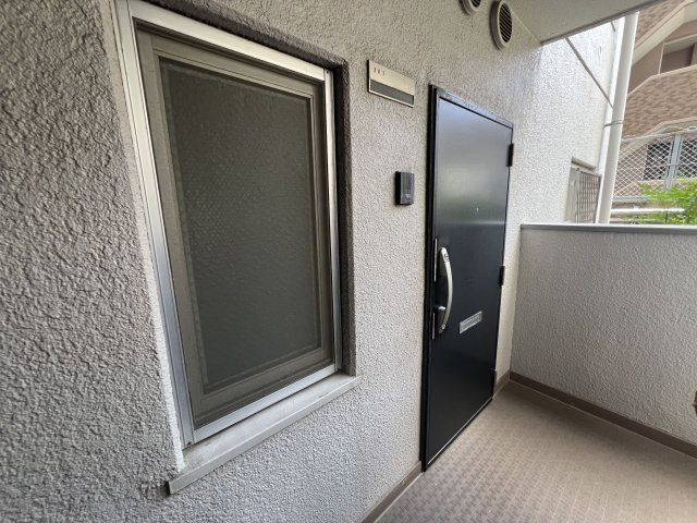 【その他共用部分】 | ネオハイツ高宮 | 突き当りの角部屋なので訪ねてくる人以外は通らないため、玄関周りのプライバシーも確保されています