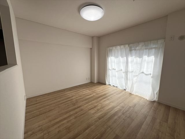 【居間・リビング】 | ネオハイツ高宮 | 南東向きの明るいリビングはスッキリとしており、ダイニングテーブルを置いてもゆとりがあります