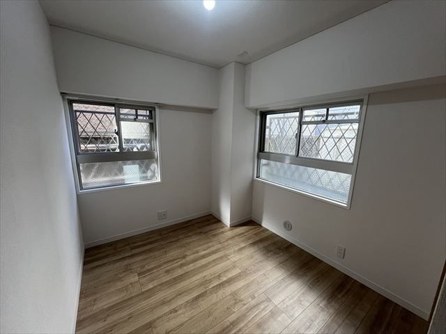 【洋室】 | ネオハイツ高宮 | 2面窓から室内に多く光を取り入れております。景色も広く見えるので開放感があります