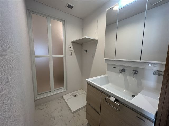 【独立洗面台】 | ネオハイツ高宮 | 三面鏡裏収納付で、散らかりがちな洗面回りもすっきりと片付きます。洗濯機置場上部にも収納棚設置済み