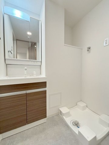 「防音マンション」クリオラモード新江古田サウンドテラスの洗面所|独立洗面台、小物を置くことができて便利です