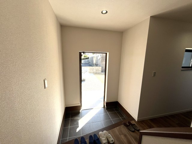 【玄関】 | 仲介手数料無料！須恵小学校に通えるリフォーム済み中古住宅　山陽小野田市大字小野田 | ゆったりとした玄関です
