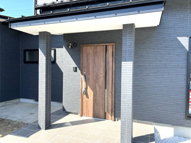 【玄関】 | 仲介手数料無料！須恵小学校に通えるリフォーム済み中古住宅　山陽小野田市大字小野田 | 落ち着いた玄関です