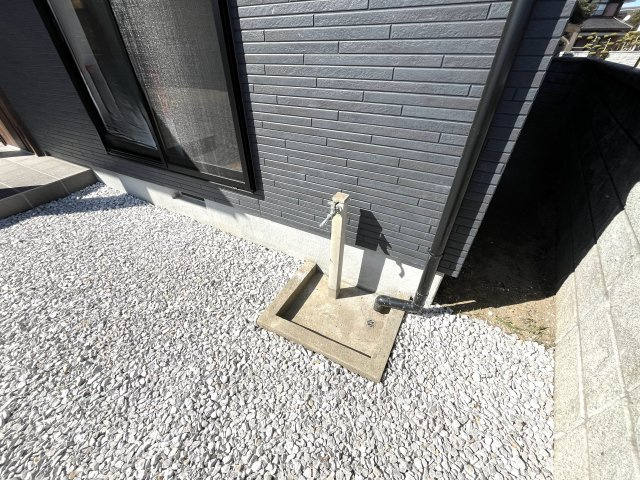 【駐車場】 | 仲介手数料無料！須恵小学校に通えるリフォーム済み中古住宅　山陽小野田市大字小野田 | 駐車場には散水栓も付いています