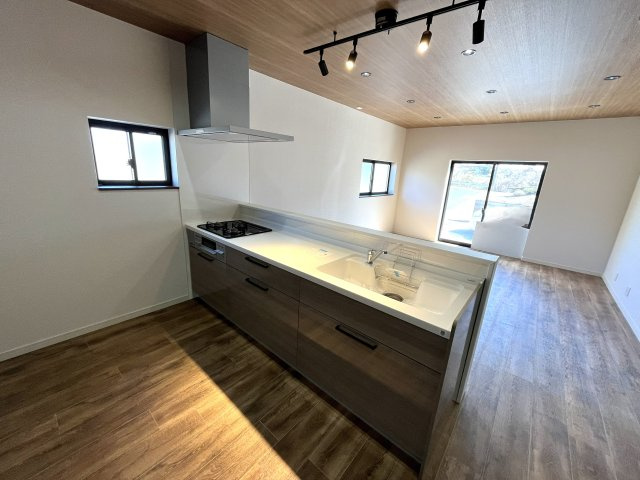 【キッチン】 | 仲介手数料無料！須恵小学校に通えるリフォーム済み中古住宅　山陽小野田市大字小野田 | 使い勝手の良いシステムキッチンで楽しくクッキング♪