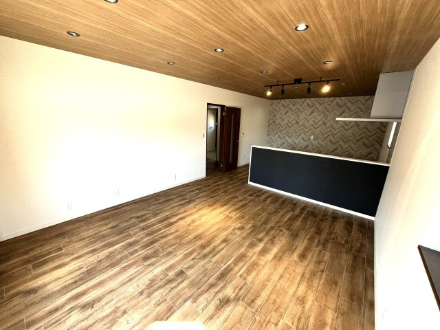 【居間・リビング】 | 仲介手数料無料！須恵小学校に通えるリフォーム済み中古住宅　山陽小野田市大字小野田 | ゆったりとしたリビングは家族の団らんがはずみますね♪