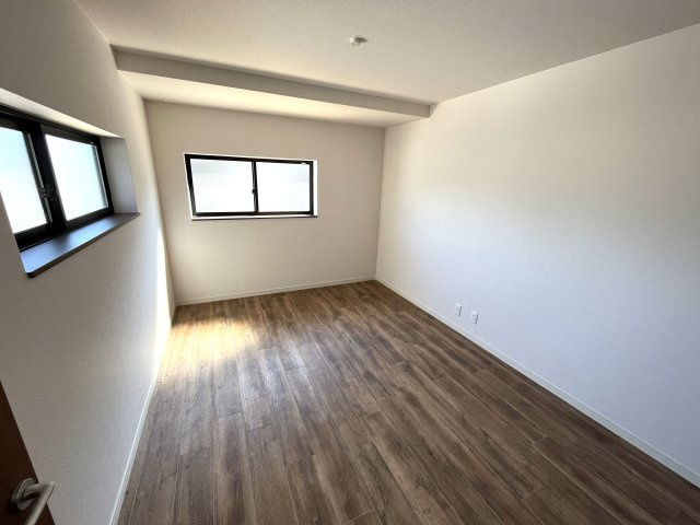 【洋室】 | 仲介手数料無料！須恵小学校に通えるリフォーム済み中古住宅　山陽小野田市大字小野田 | ２面採光の明るいお部屋で健やかな毎日