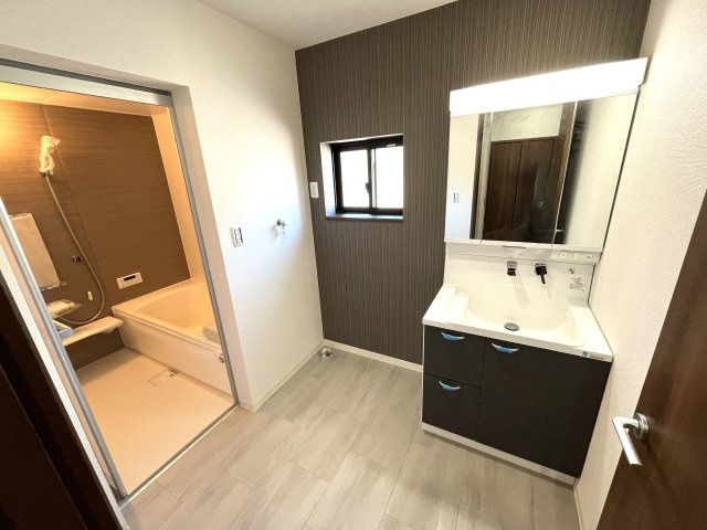 【洗面所】 | 仲介手数料無料！須恵小学校に通えるリフォーム済み中古住宅　山陽小野田市大字小野田 | 広い洗面スペース