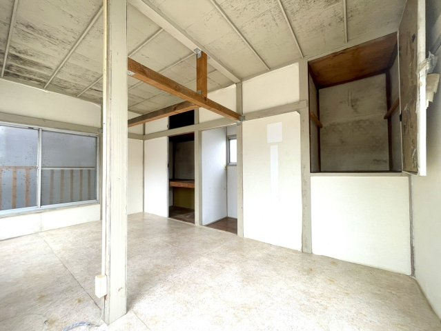 リノベ、残地撤去済×角地♪川越のコンパクト住宅の洋室|個人の部屋や寝室として使える洋室です