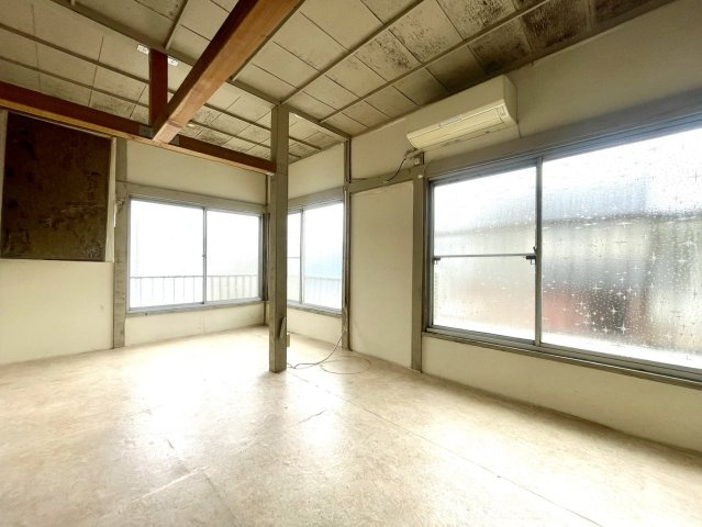 リノベ、残地撤去済×角地♪川越のコンパクト住宅の洋室|明るい洋室です