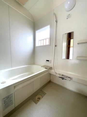 リノベ、残地撤去済×角地♪川越のコンパクト住宅の浴室|きれいなお風呂です