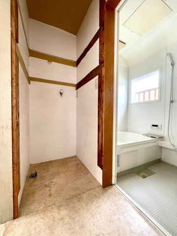 リノベ、残地撤去済×角地♪川越のコンパクト住宅のランドリースペース