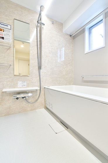 【浴室】 | 鳥飼リバーハイツ | 窓のあるバスルームなので換気がしやすいです。経済的でいつでも温かいお風呂に入れる追い焚き機能付き