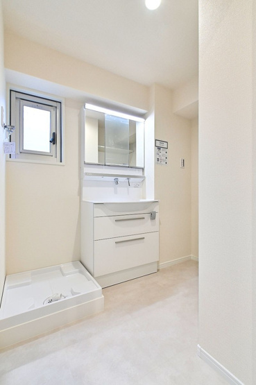 【独立洗面台】 | 鳥飼リバーハイツ | 鏡裏収納付きの洗面台です。窓があるので湿気をこもらせずカビ対策になりますね