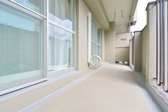 【バルコニー】 | 鳥飼リバーハイツ | 南向きの明るいバルコニーでたっぷりの洗濯物もよく乾きそうです