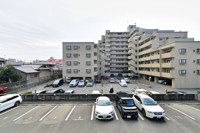 【展望】 | 鳥飼リバーハイツ | 向いのマンションまで距離があるので、視界には青い空が広がります