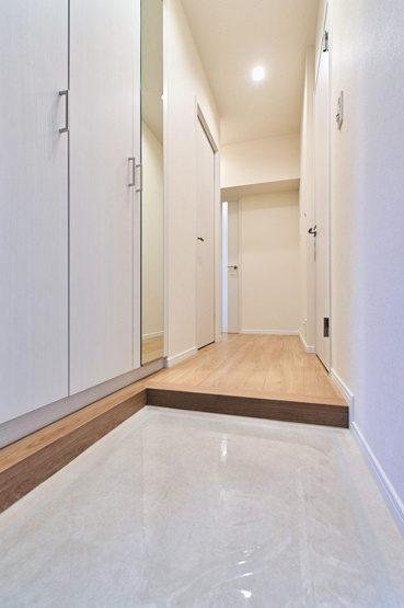 【玄関】 | 鳥飼リバーハイツ | 玄関には大型シューズボックスあり。玄関はいつもスッキリとキープできます