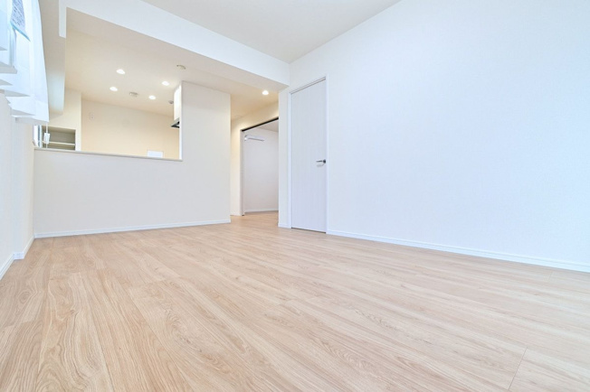 【居間・リビング】 | 鳥飼リバーハイツ | 広さ約67平米、リフォーム済ゆったり3LDK！照明器具つきですぐ入居できます