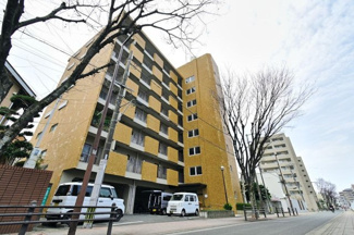 【外観】 | 別府駅まで徒歩約10分、閑静住宅地のマンションです。2階南向き、駐車場空き有