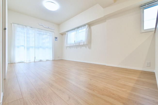 【居間・リビング】 | 鳥飼リバーハイツ | LDKは二面採光で明るさたっぷり。食事のときも、くつろぎの時間も楽しい家族の時間をすごせそうです